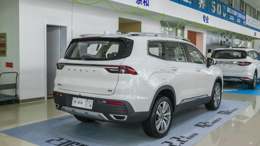【帮你选车】变好看了 预计还是10-15万元之间 吉利豪越到店实拍