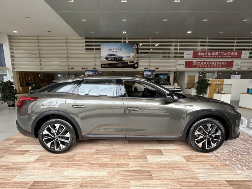 探店|2023款凡尔赛C5 X，入门即豪华，14.37万起售