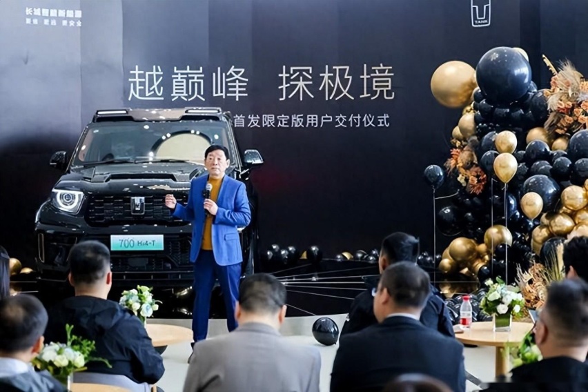 坦克700 Hi4-T限定版开启交付！长城汽车董事长魏建军亲自交车