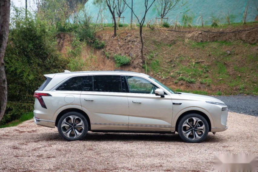 30万、插混、大六座SUV，这杯“蓝山”要硬刚理想L8？