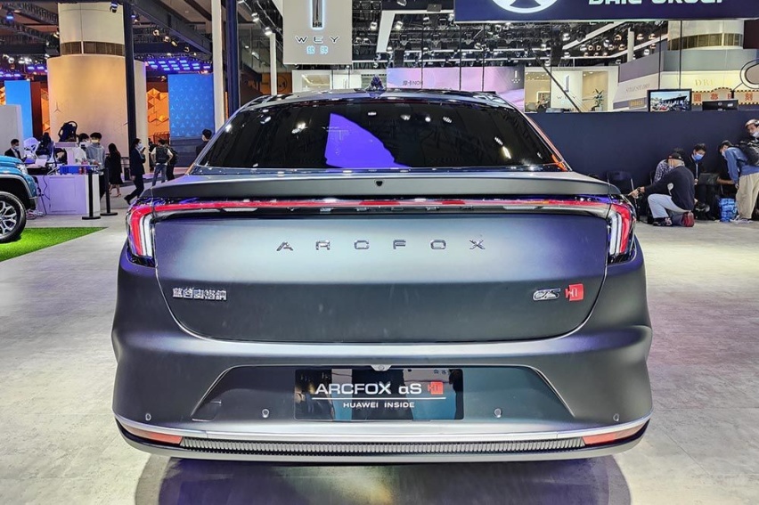 极狐阿尔法S HI版对比Model 3高性能版有多少看头？