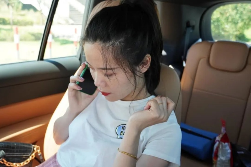 女徒儿给理想ONE当车模：奶爸车的另一个妙用