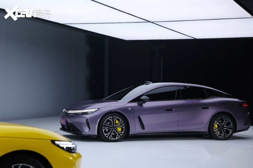 埃安Ray7，搭载华为DriveONE电驱，CLTC纯电续航700公里