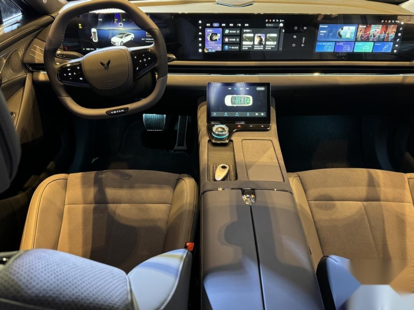 解读岚图追光PHEV：纯电续航262千米，内饰豪华空间大，宜商宜家