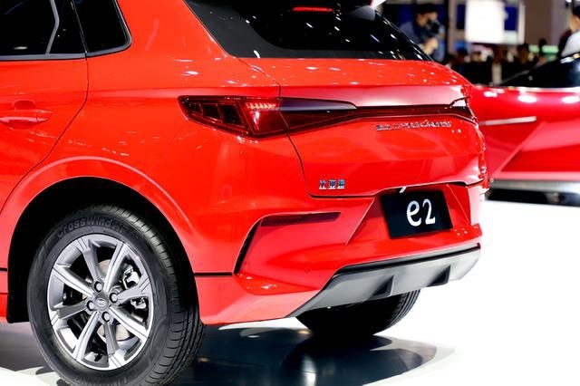 比亚迪全新纯电动两厢车，续航超400km，10万起售颜值挺高