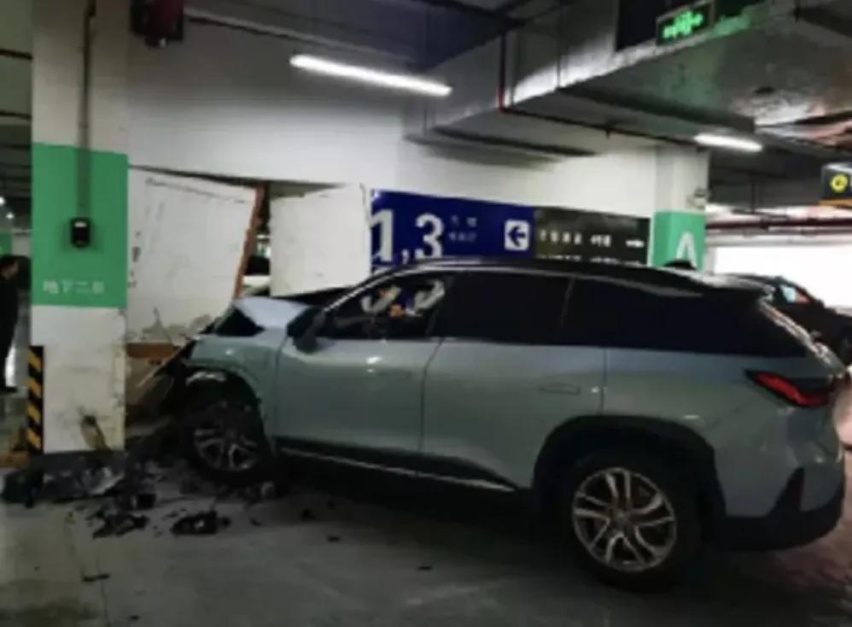 蔚来ES6地库撞墙疑似刹车失灵？蔚来：是地太滑了！
