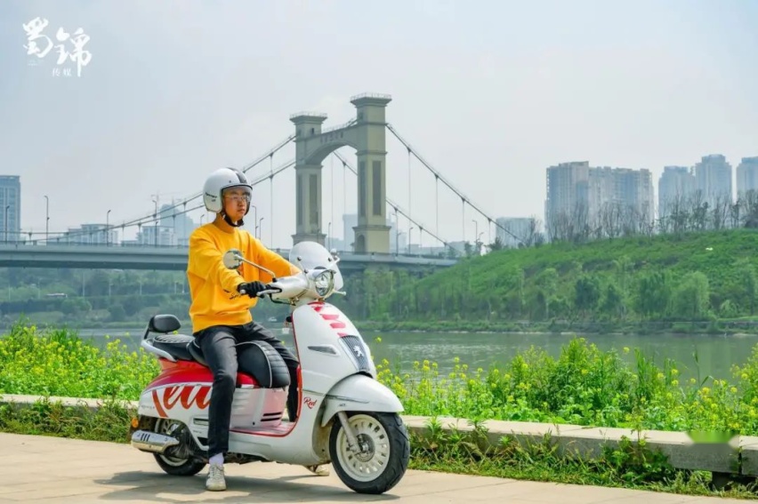 标致也造摩托车，这颜值女友肯定超爱