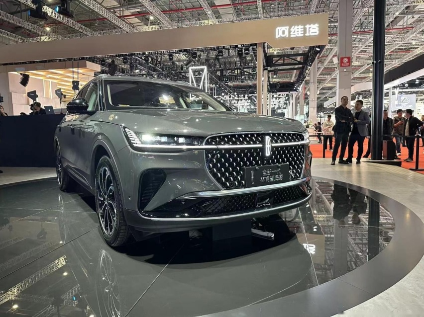 豪华SUV较量：林肯航海家和凯迪拉克XT5哪个更值得拥有？