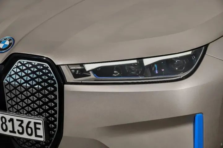 BMW iX显露真身、宝马你低估了，特斯拉一定也看了宝马新车