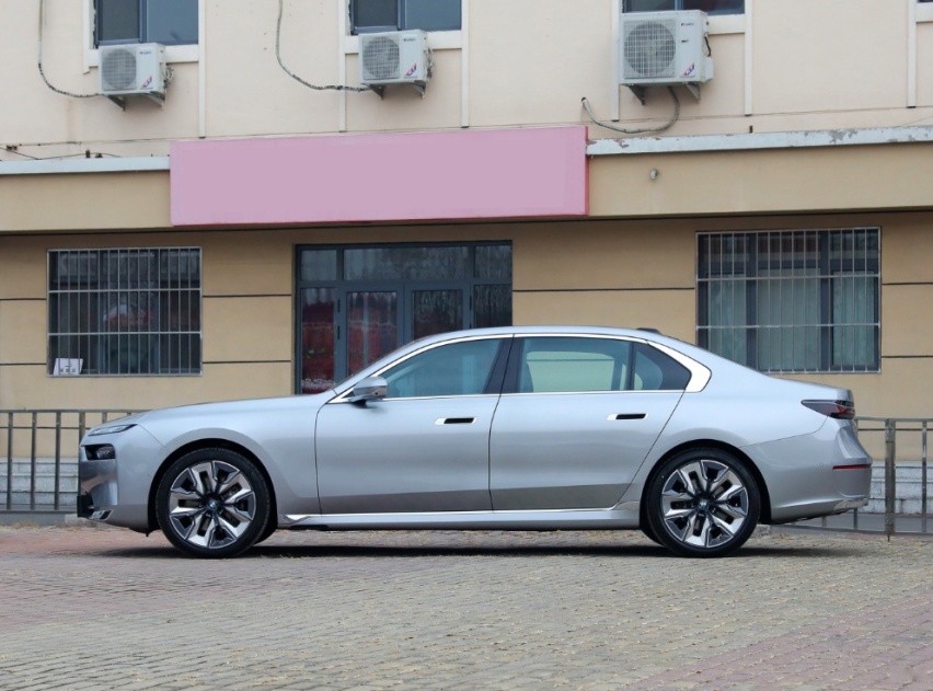 宝马的新车，颜值不输劳斯莱斯，长近5米4标配3.0T，压力给到S级