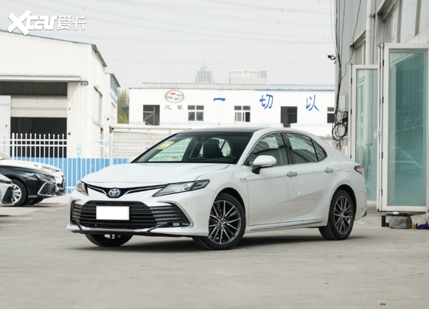 第八代丰田凯美瑞下本了,长近5米标配10气囊,加92油一公里3毛多