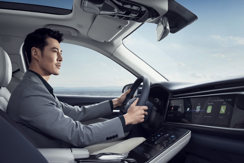 手握30万，选极狐阿尔法T还是特斯拉Model Y？
