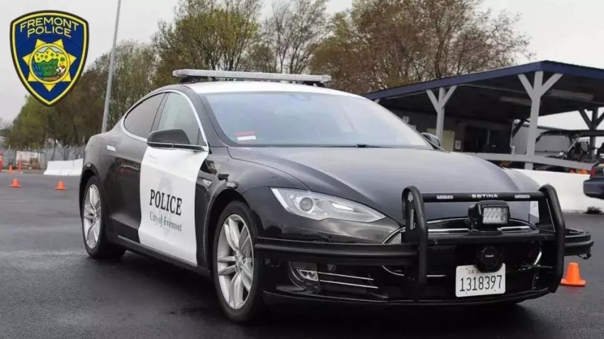 特斯拉警车追贼，跑一半没电了，只好放弃