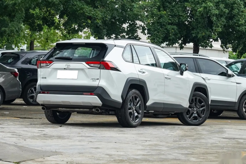 RAV4荣放与威兰达强强对决，最终它以细节取胜！