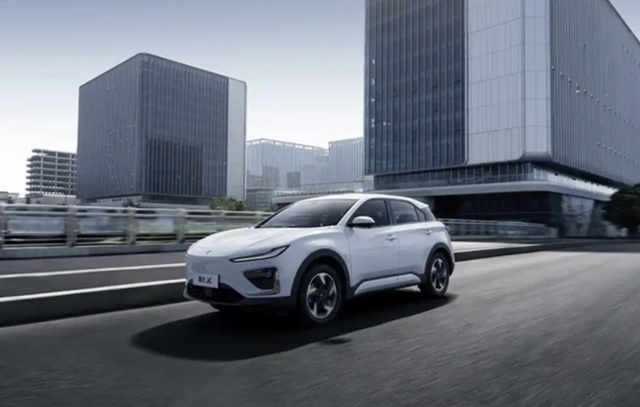 哪吒X和比亚迪元PLUS，谁才是更适合入手的10万级新能源SUV？