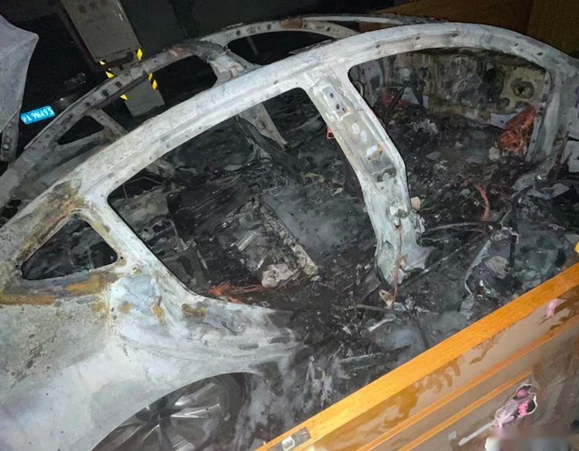 突发！一辆Model 3在上海闵行一小区车库自燃并爆炸