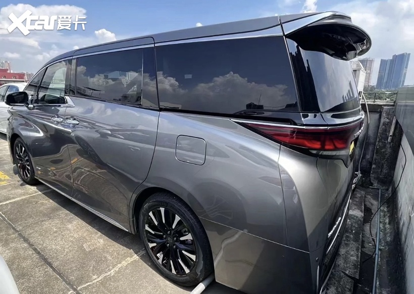 全新丰田皇冠mpv街头曝光!售价惊喜外观更大气,配2.5混动 四驱