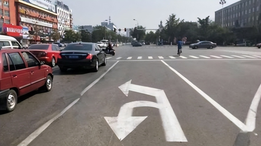 左转掉头要不要看红绿灯？这几个地方容易踩坑，小心被扣分罚款！