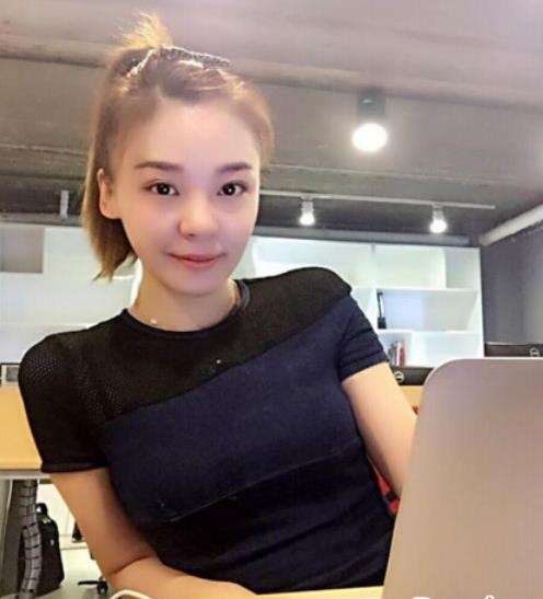 靠《家有儿女》走红,如今成知名投资人,小11岁爱妻曝光豪车无