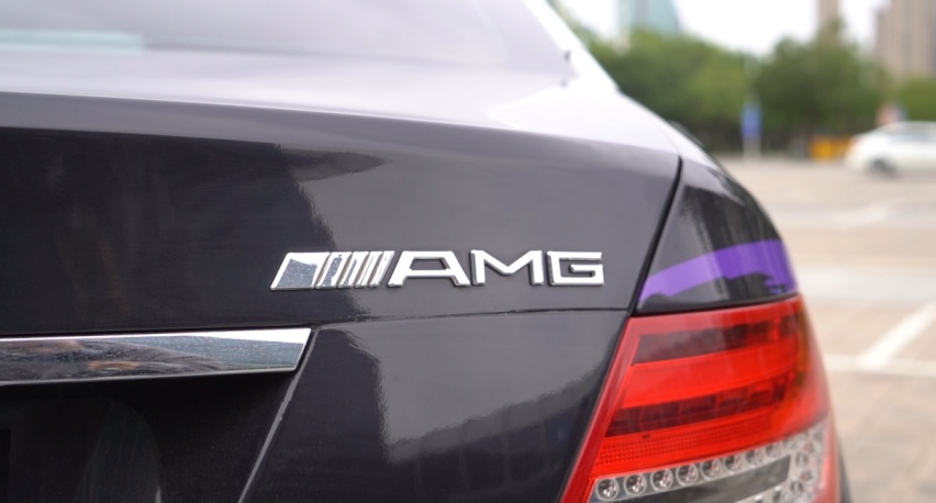 开上一台十年前的奔驰AMG C63是一种怎样的体验？今天就来告诉你
