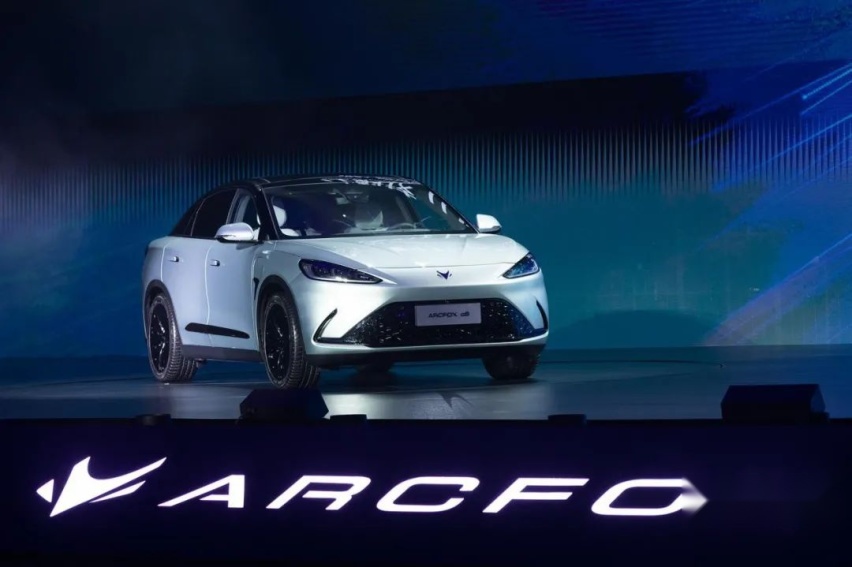 ARCFOX极狐阿尔法S，如何定义新一代智能豪华纯电轿车？