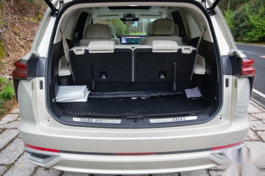 30万、插混、大六座SUV，这杯“蓝山”要硬刚理想L8？