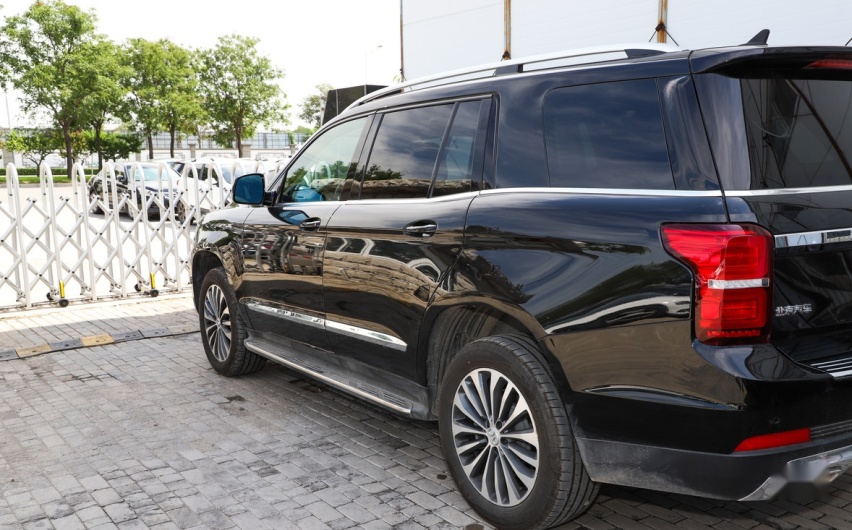 “百万豪车”BJ90，V8引擎罩印奔驰标，入门四驱+空气悬挂