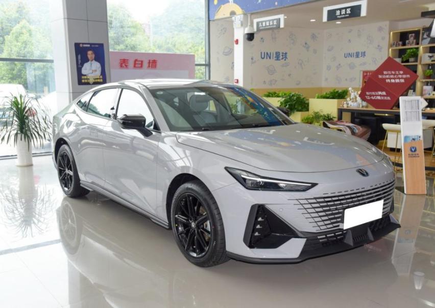 溜背+鸭尾，国产10-15万的轿跑首选车，UNI-V确实很强势