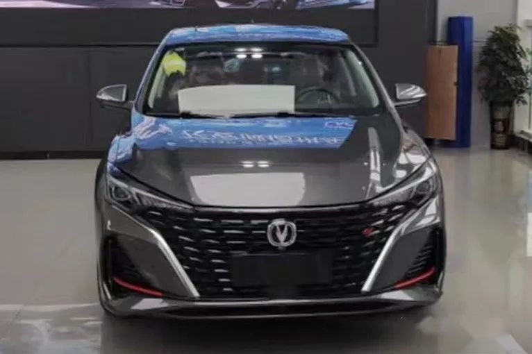 全新宝马i3下线、赛博摩卡专利图曝光…
