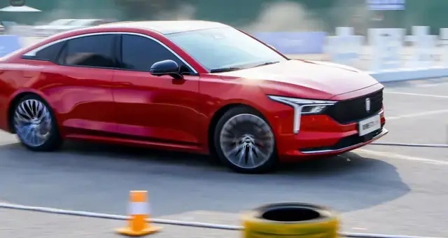 试驾奔腾B70新增2.0T，224马力只要14万