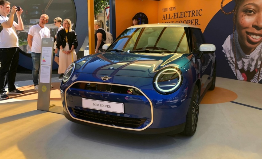 宝马、长城联手打造！国产纯电MINI实车现身，配“光束汽车”尾标