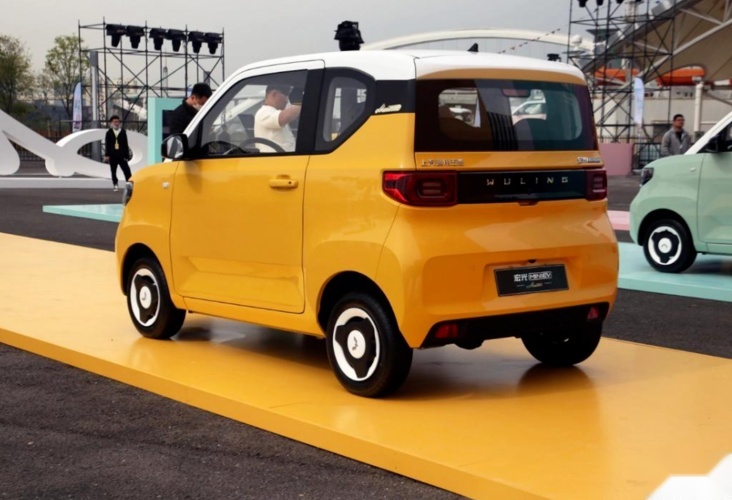 差点破3万，五菱宏光MINI EV六月卖了29143辆，进轿车销量前三名