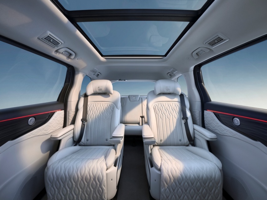 星海V9担当达沃斯凤凰网高端采访车，为嘉宾提供豪华体验