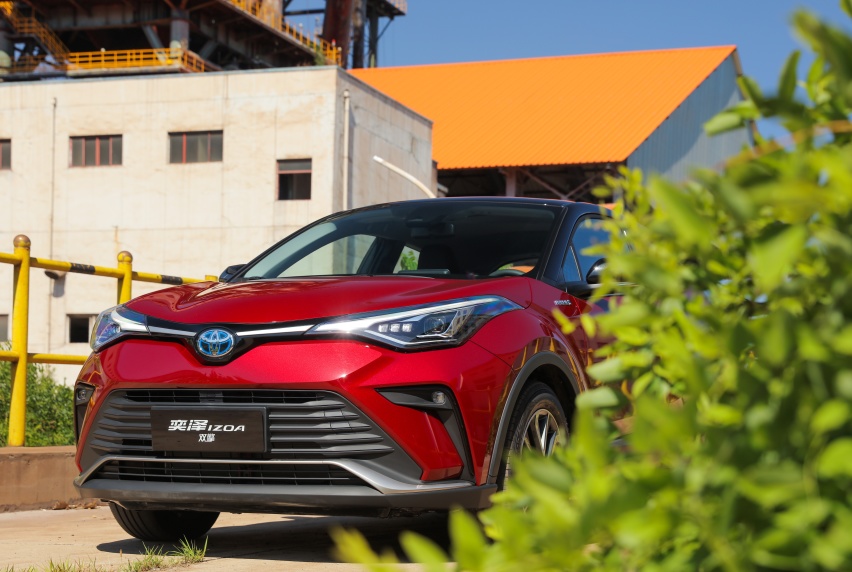 油耗仅4.5L，一汽丰田全新奕泽增2.0L双擎混动，17.48万起