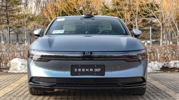 试驾极氪007四驱智驾版，3.8秒破百的“真买菜车”