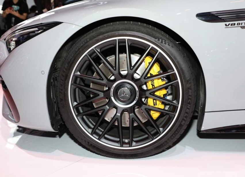 200万只能盯着燃油车，新AMG SL 63，敞篷跑车吸睛无数
