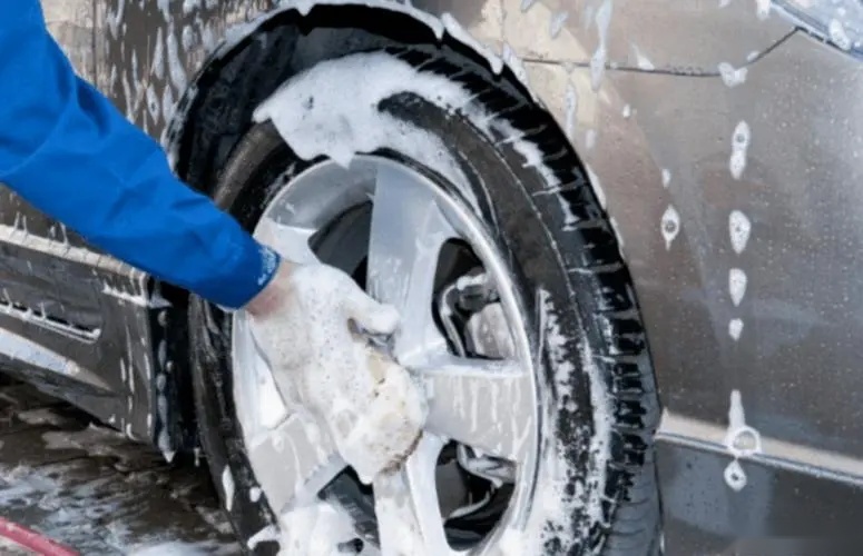 夏季洗车小技巧：别在汽车暴晒后洗车，当心漆面脆化 开裂