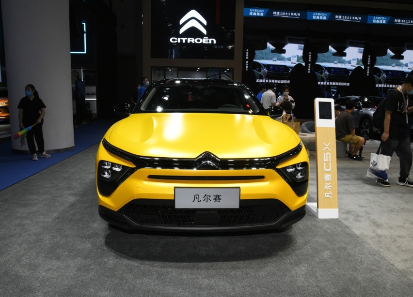 堪称同级最独特的中级车,凡尔赛C5X正式上市,售价14.37万元起