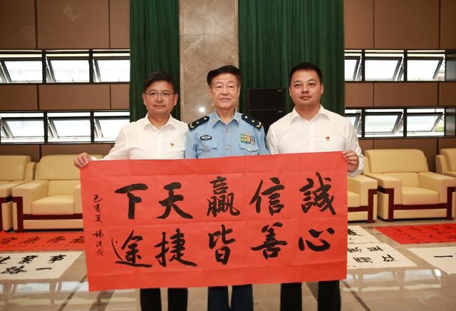 十大将军走进奇瑞挥毫，自主品牌展示报国雄心，捷途泼墨绘新篇