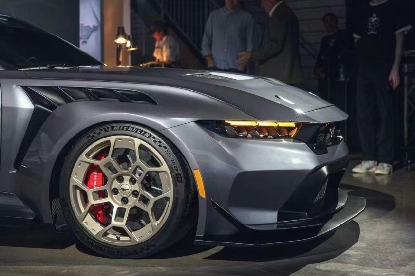 传奇跑车的魅力，福特Mustang GTD实车现身车展，V8引擎爆80