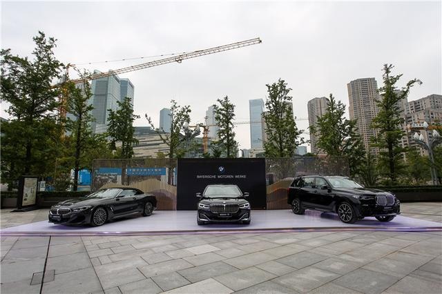 在山城享旗舰车型的豪华风范，BMW以极致之悦强化情感共鸣