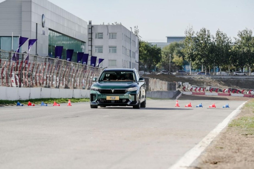 五款热门新能源SUV上赛道，竟然测出了一台驾控“六边形战士”？