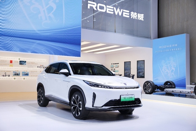 “国家队”实力联动 荣威D5X DMH携手范志毅，北京车展开启预售