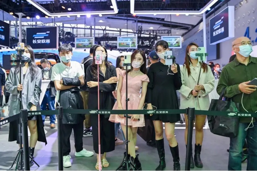 车企一把手集体学雷军,流量这碗饭究竟好不好吃?