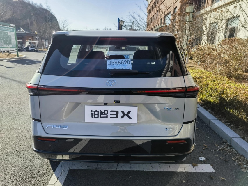 丰田铂智3X现身街头，车长4米6+小桌板，配高阶智驾+204马力