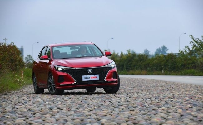 长安逸动PLUS新增两款1.6L车型，8.49万元起售