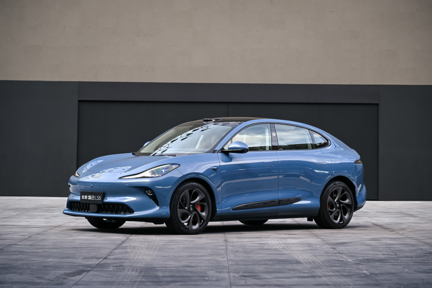 LS6上市21.69万起，智己有自己的格局和灵活