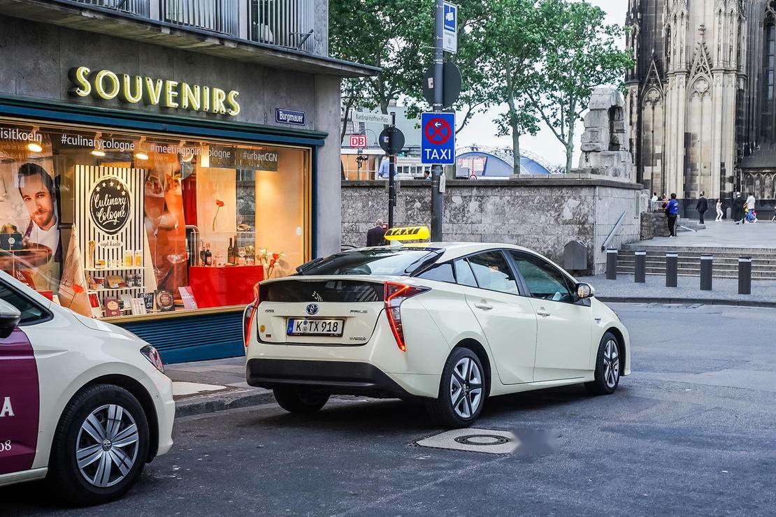 第三代 普锐斯 plus 出租车,这款出租车在巴黎满大街都是此外丰田的混