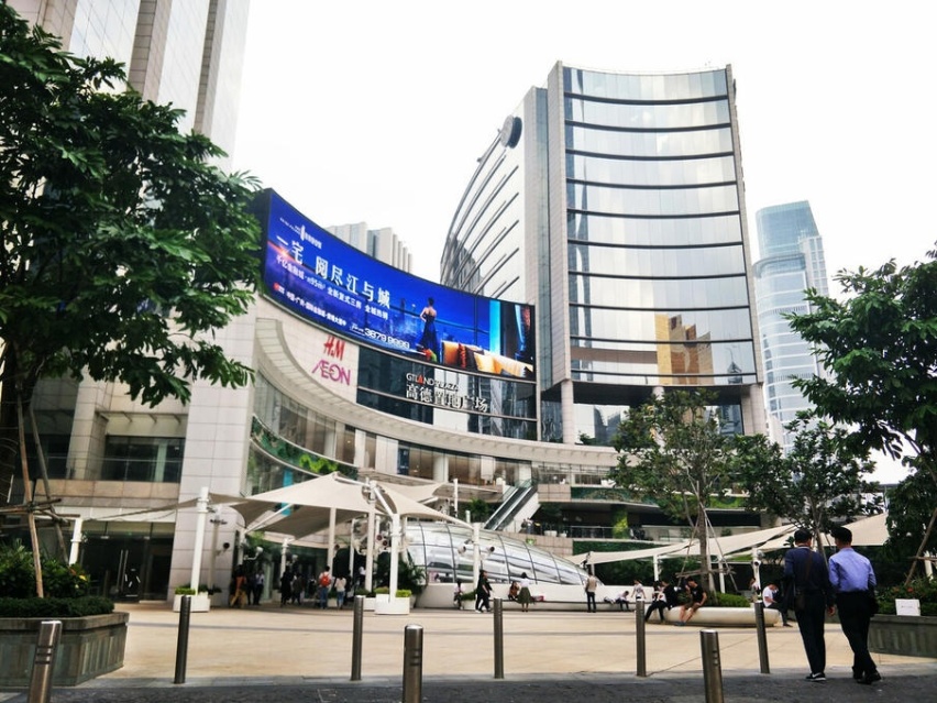 开斯巴鲁去CBD逛街 有专属车位
