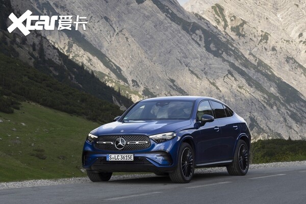 梅赛德斯-奔驰glc300 4matic轿跑车与竞争对手宝马x4和奥迪q5
